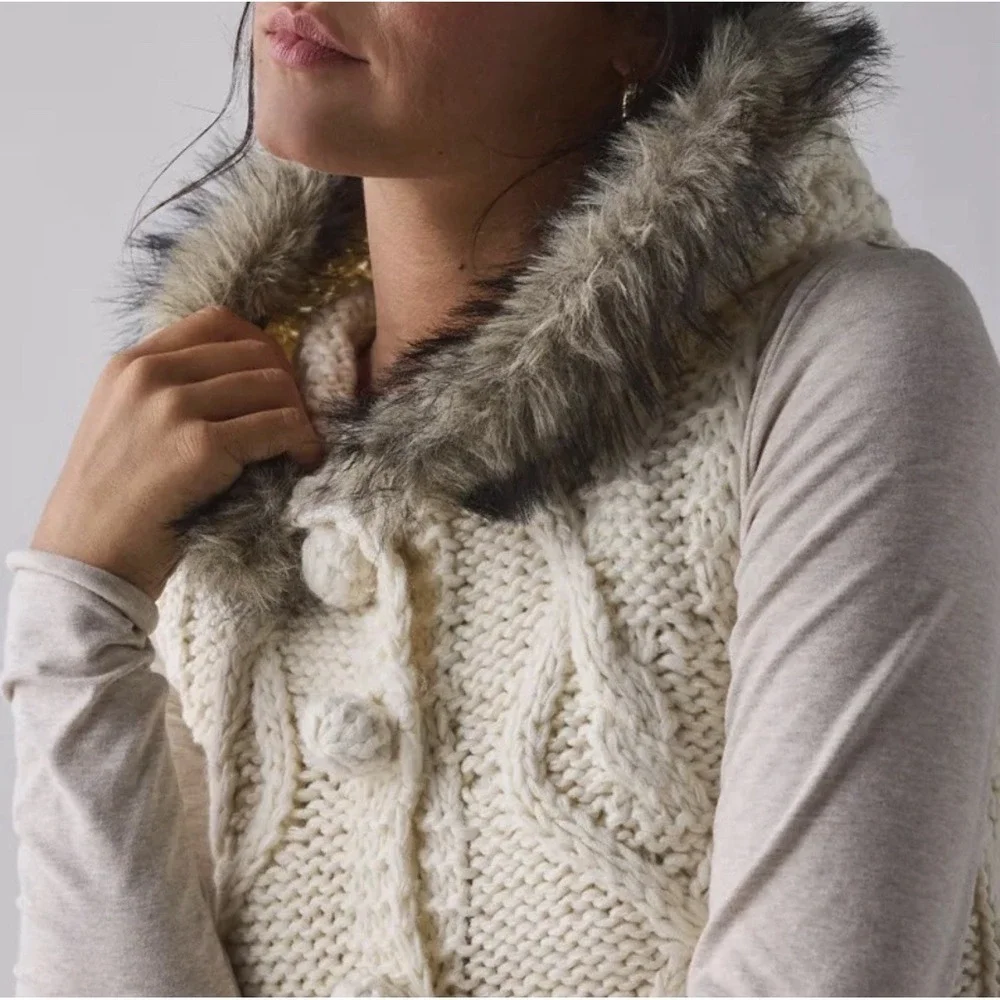 Urban‎ Outfitters BDG Cable Knit Faux Fur Hooded Sweater Vest XL Chunky Cream